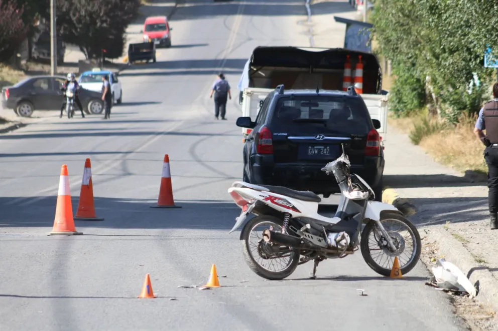 Una motociclista tuvo que ser trasladada en ambulancia tras un accidente