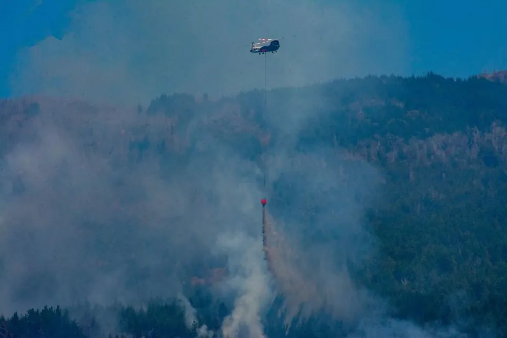 Pese a la disminución del fuego aún se mantiene activo el incendio en el Currumahuida