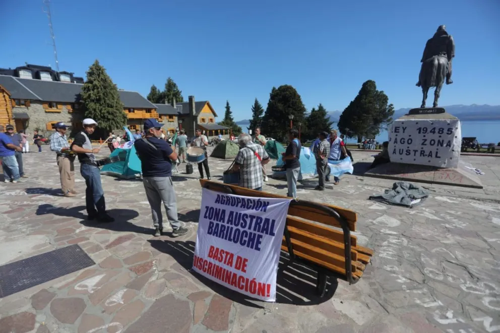 Policías retirados y pensionados acampan para pedir el pago de Zona Austral