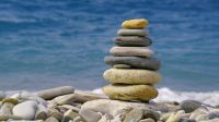 El peligro de hacer una pila de piedras en la playa: conoce por qué es riesgoso