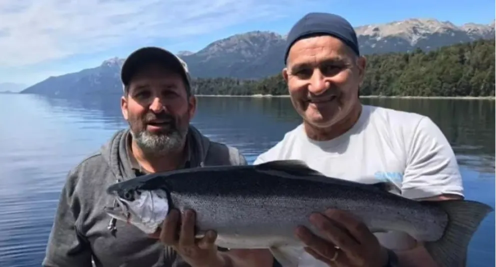 El papá del Dibu Martinez y el Beto Acosta, de pesca en Villa La Angostura 