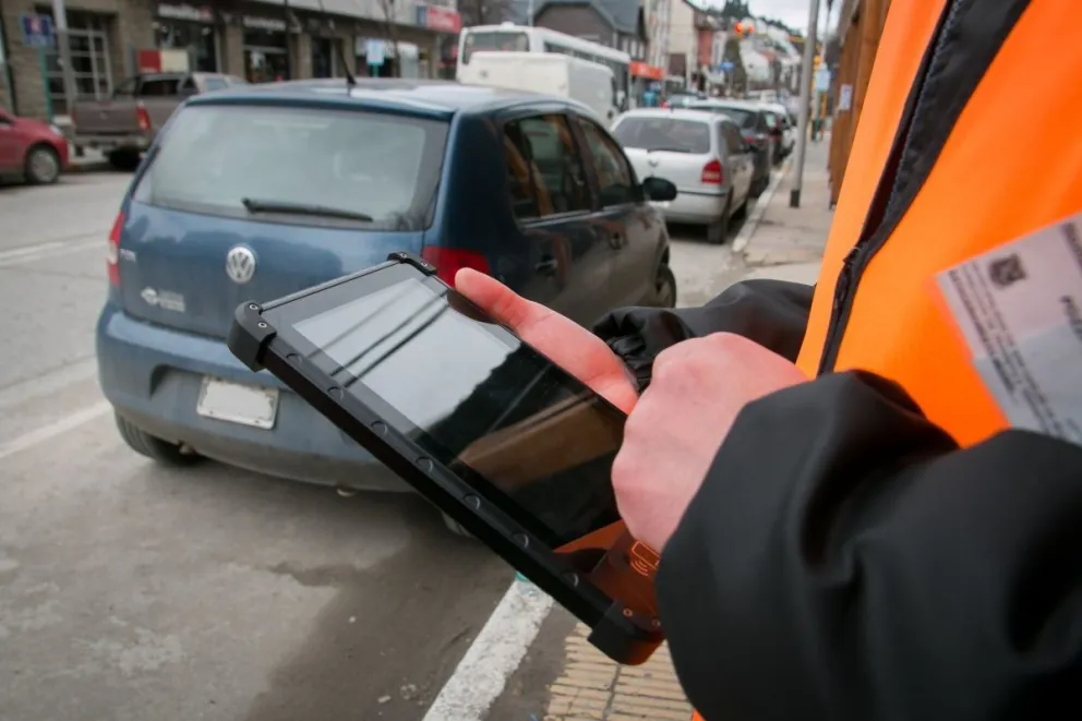 Delante de sus propios hijos golpeó y tomó del cuello a un empleado del Estacionamiento Medido