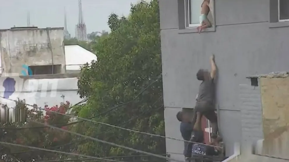 VIDEO: el increíble rescate a un bebé que caminaba por la ventana de un 2° piso