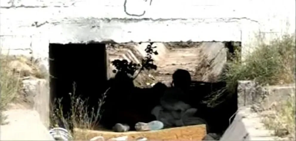 Cuatro jóvenes, una mujer y un bebé viven debajo de un puente en Roca