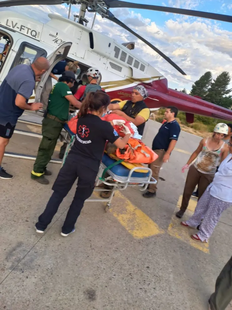 La mujer arrastrada por el alud sufrió una grave lesión en una de sus piernas