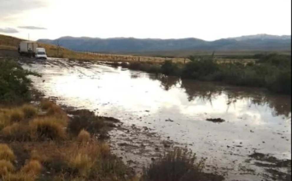La ruta de acceso a El Maitén y Ñorquinco quedó intransitable por el paso de la tormenta