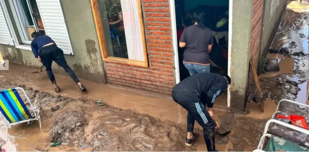 Por la tormenta hubo un deslave que afectó a varias viviendas