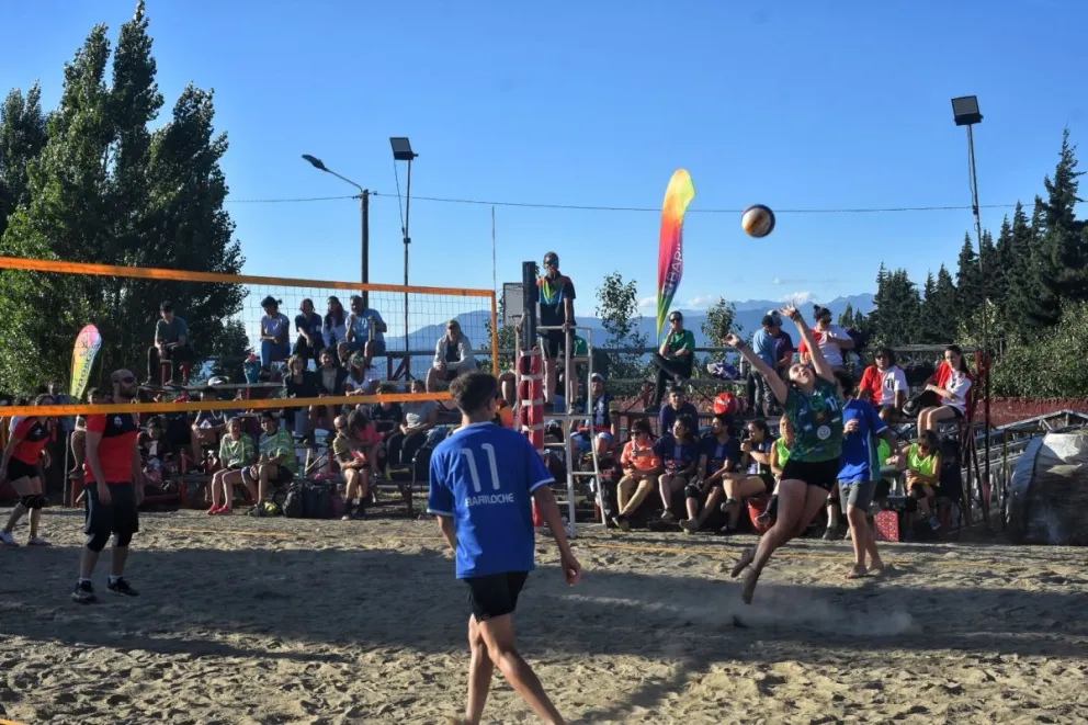 Divertida jornada de beach vóley nocturno