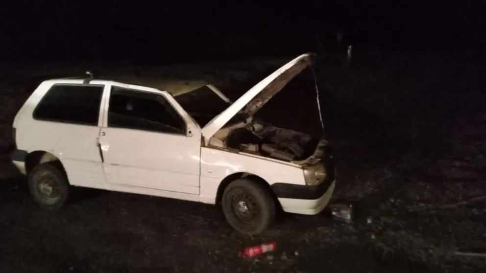 Robó un auto, lo volcó y escapó: lo descubrieron caminando sin una zapatilla