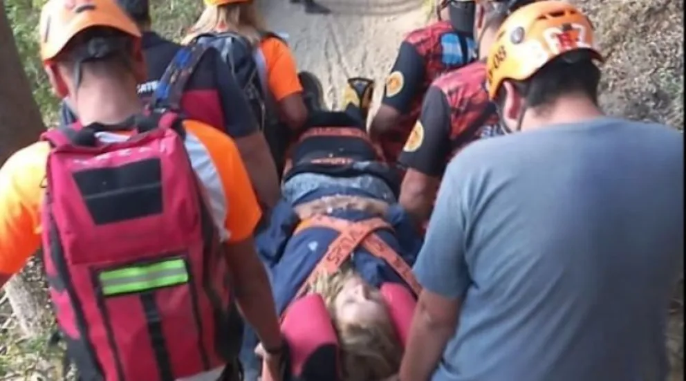 Grupo de Rescate debió evacuar a una turista que se accidentó en un sendero