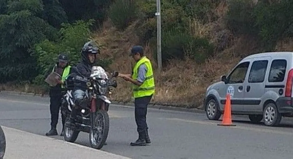 Múltiples operativos en Bariloche para detectar irregularidades en personas y vehículos