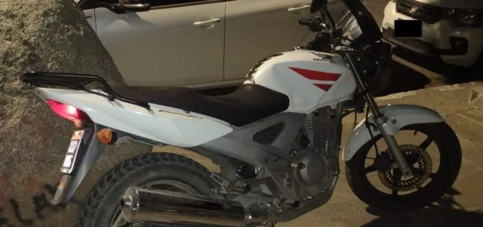 Caminaba con una moto por la Costanera: la había sustraído cuadras atrás  