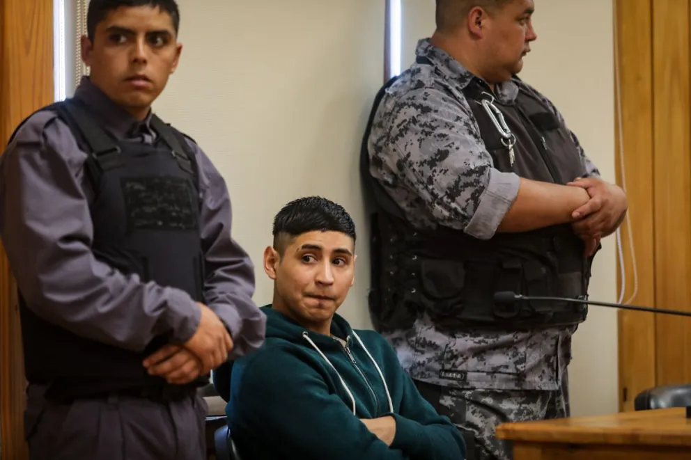 Lo acusan de haber robado y herido con un cuchillo mientras tenía una salida transitoria