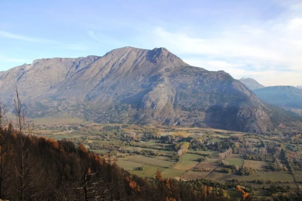 Una turista pasó la noche extraviada en la montaña y fue hallada caminando por la Ruta 40