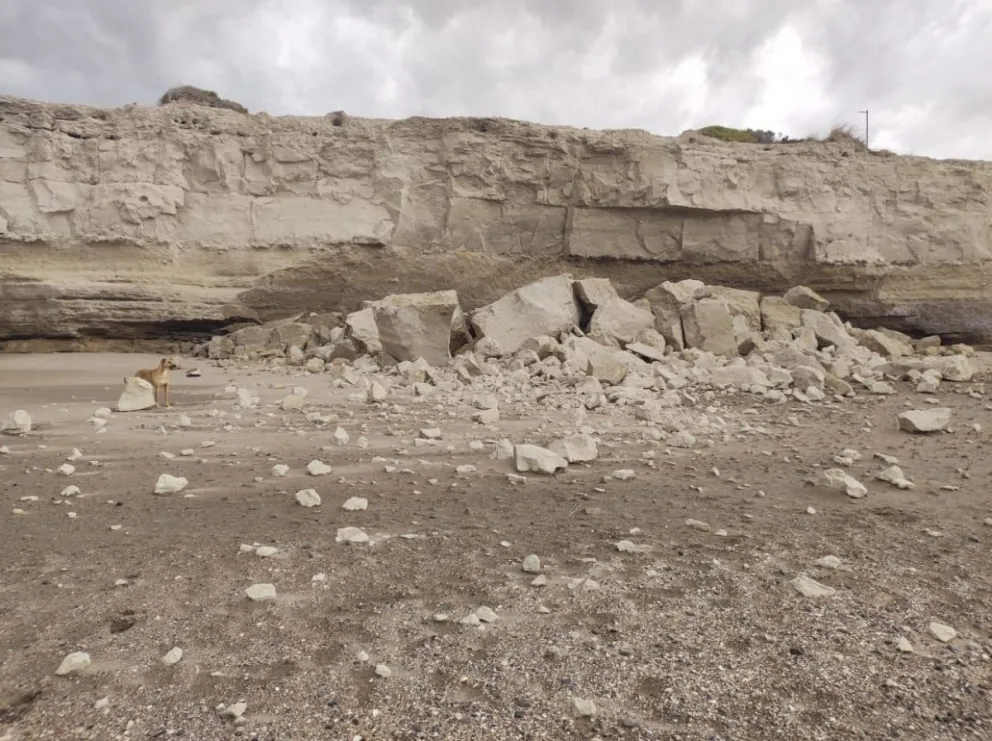 Violento oleaje provocó un derrumbe de acantilados en Las Grutas