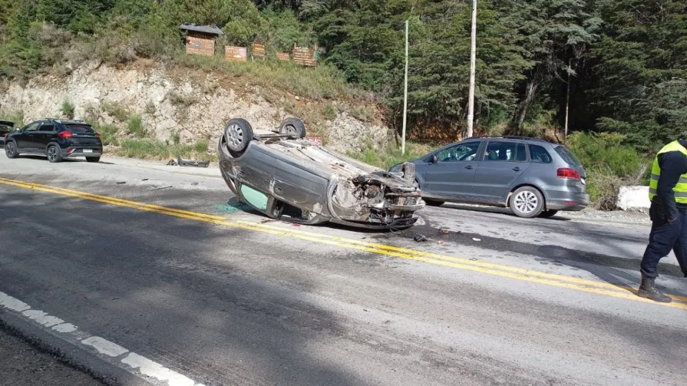 Viajaba hacia Bariloche y volcó en el acceso al camino a Tronador