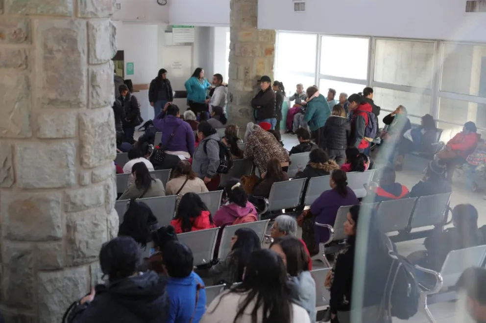 Una "multitud" para sacar turnos y desde temprano ya no entregaron más números 