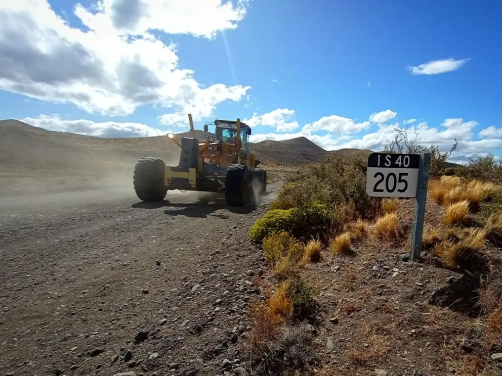 Continúan trabajando sobre la ruta entre El Maitén y Ñorquinco 