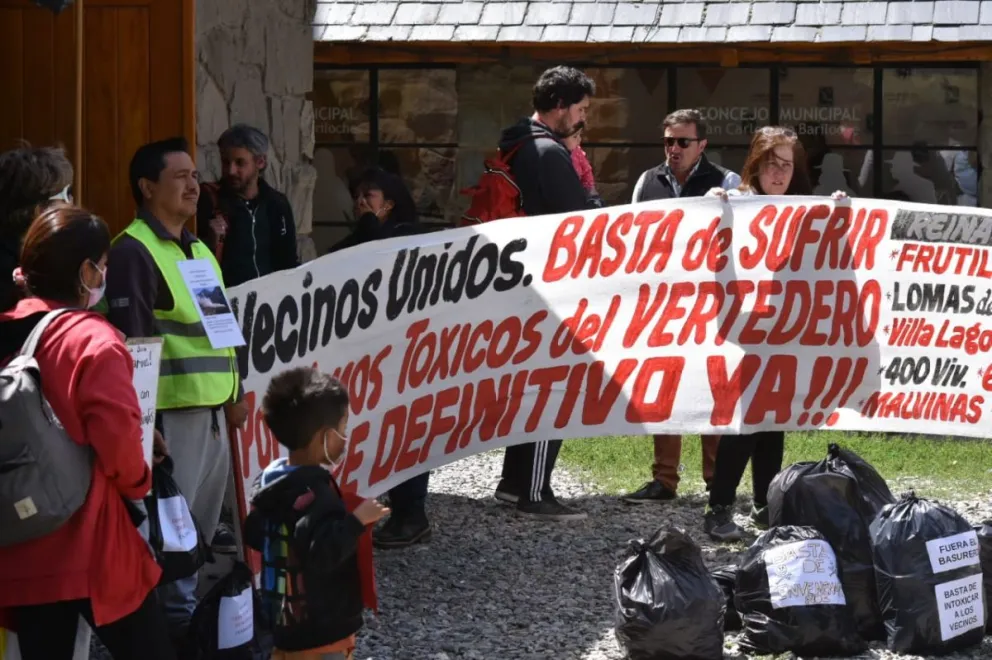 Bolsas de basura y una tensión evidente