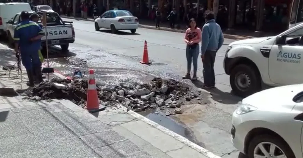 Gran pérdida de agua en pleno centro de Bariloche