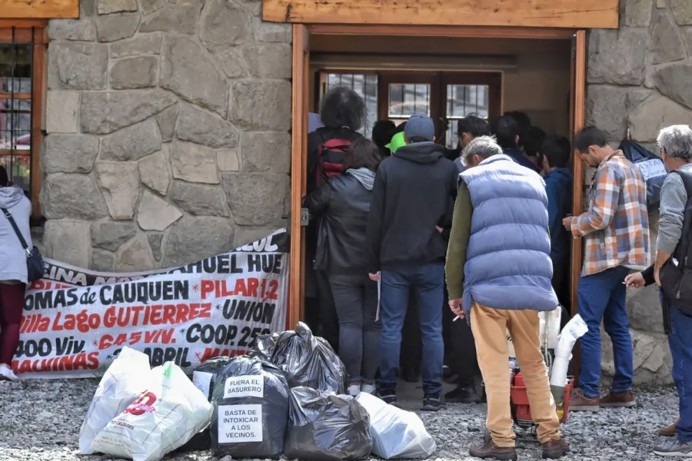 Ciudadanos enojados por la situación en torno al Vertedero depositaron bolsas con “basura” en las puertas del municipio