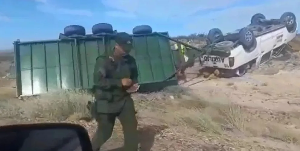 Volcó cuando llevaba una camioneta arriba de un tráiler sobre la Ruta Nacional 237