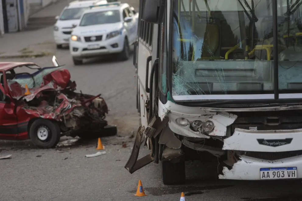 Un herido por fuerte choque entre un auto y un colectivo de Mi Bus