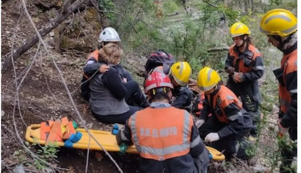 Rescataron a una mujer que sufrió una lesión en el sendero a la Cascada Las Pataguas
