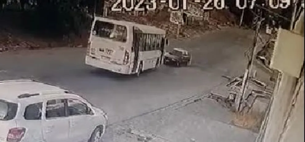 Video: Así fue la violenta colisión entre un auto y un colectivo de Mi Bus