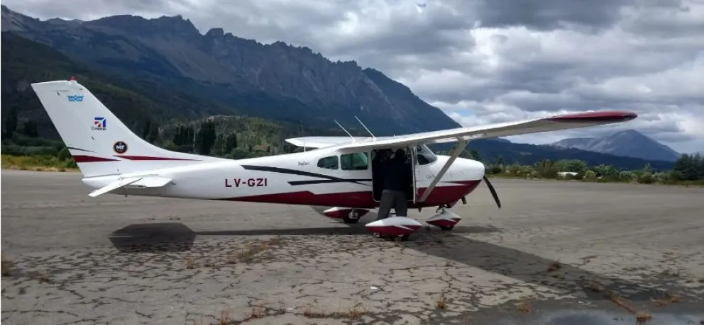Suman avión hidrante para contener dos sectores activos del incendio en Río Ternero