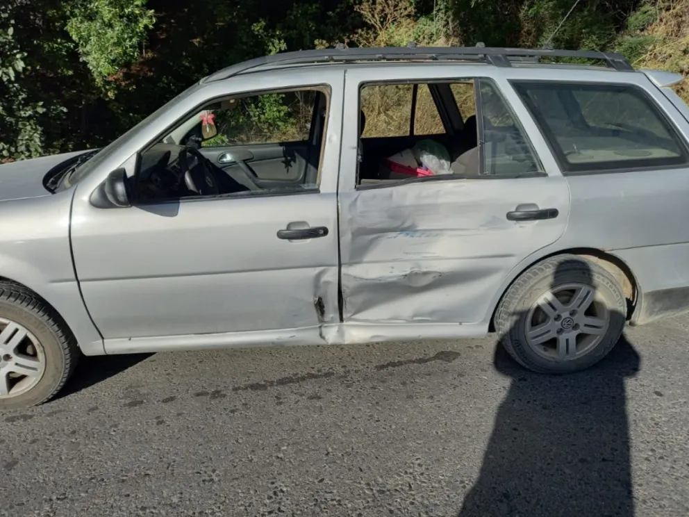 Motociclista sufrió una fractura expuesta al colisionar con un auto en Bustillo