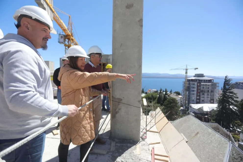 La Gobernadora Carreras recorrió la obra de ampliación del Hospital Zonal 