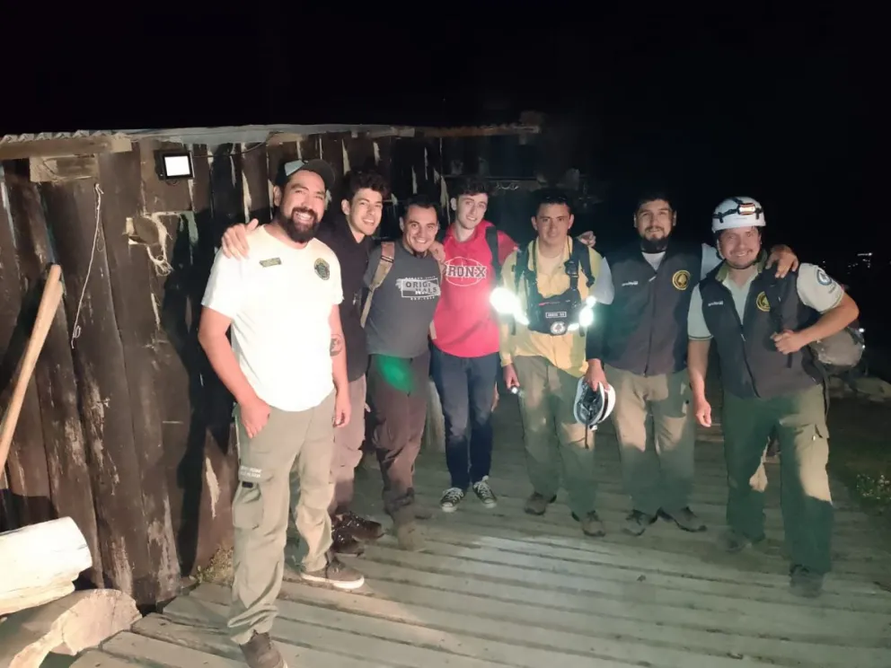 Un turista intentó bajar del cerro López en línea recta y estuvo a punto de caer por un precipicio 