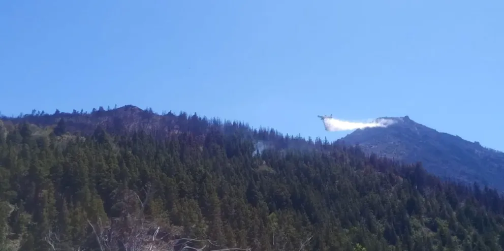Disminuye la actividad en los sectores de río Ternero y continúan trabajando con asistencia aérea en El Foyel
