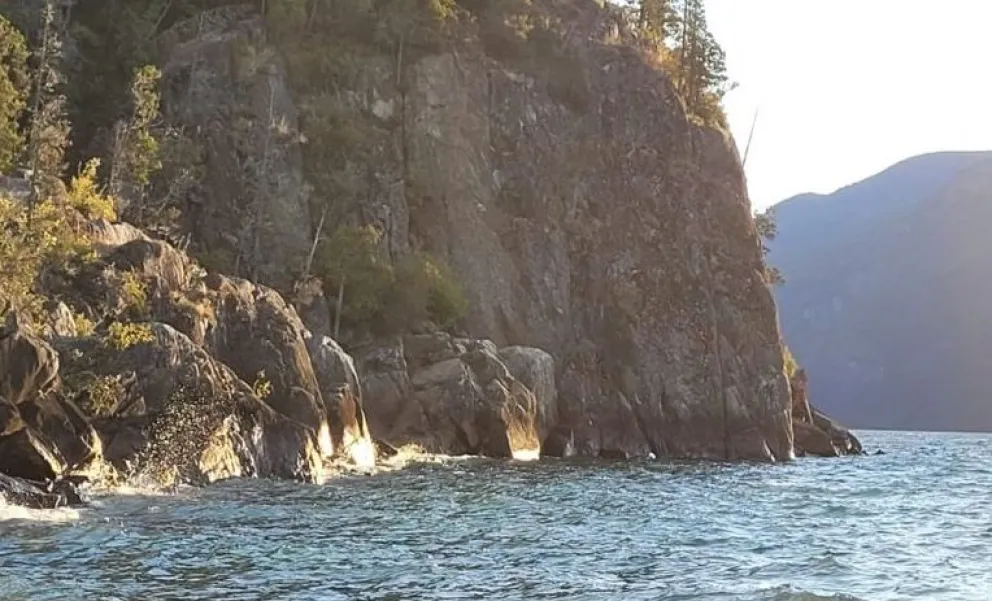Un joven realizó un clavado en un sector del lago Puelo y debió ser rescatado