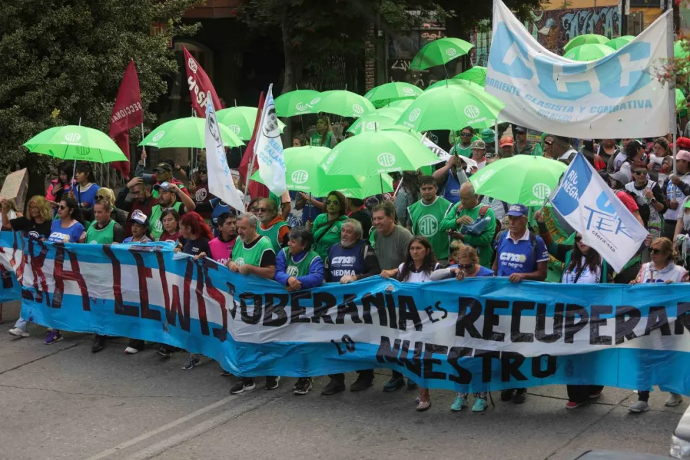 La marcha por el Lago Escondido terminó en una conferencia donde hablaron todos los representantes gremiales 