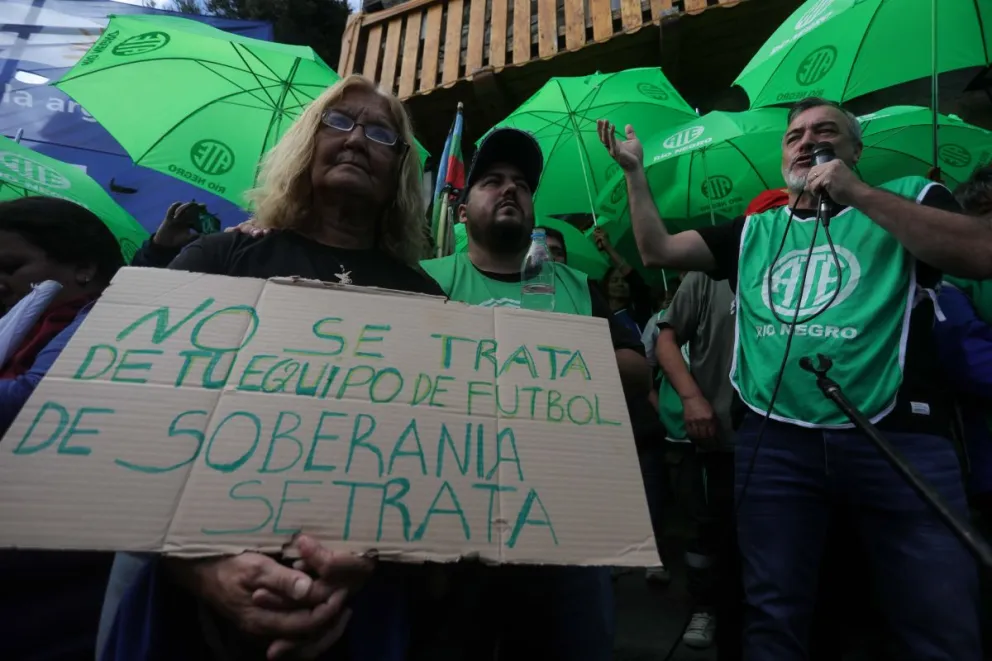 Aguiar se planta frente a Lewis como titular de uno de los sindicatos más importantes del país