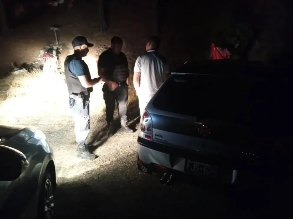 Iban hacia El Bolsón, pararon a dormir dentro del auto y les dispararon desde una chacra