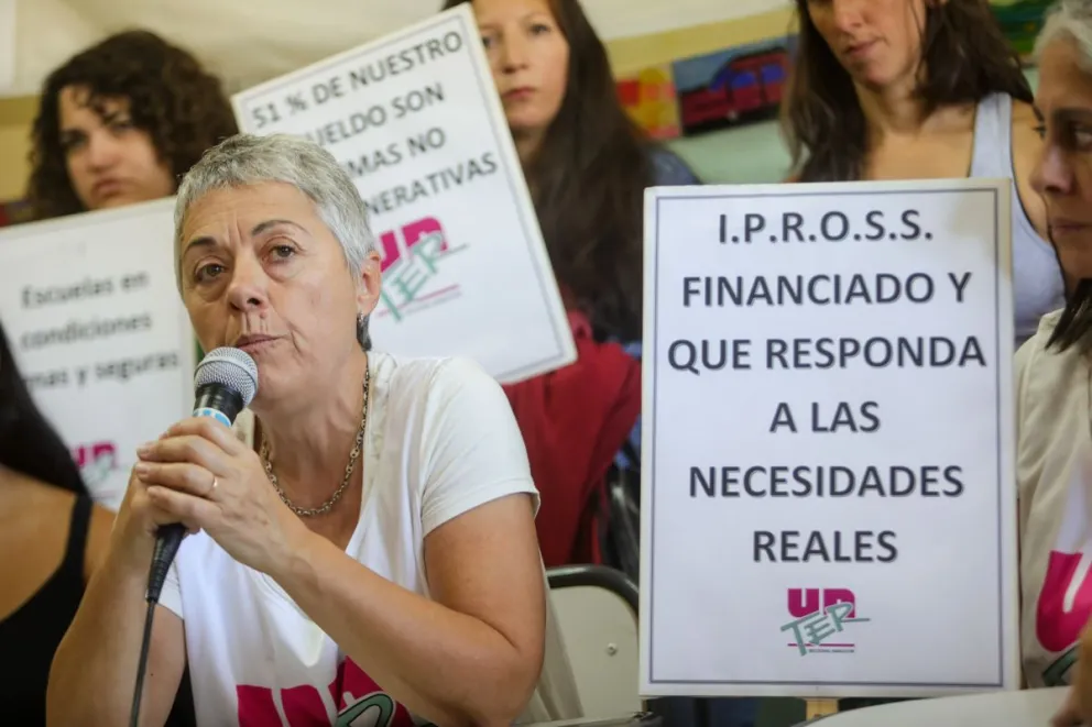 Reclamos y reparto de panfletos de los docentes