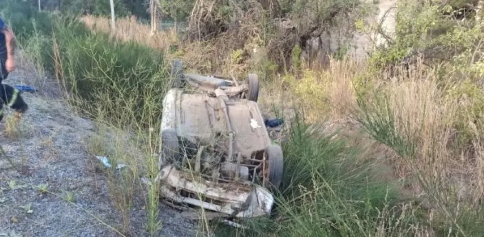 Volcó un automóvil y el conductor quedó atrapado en su interior
