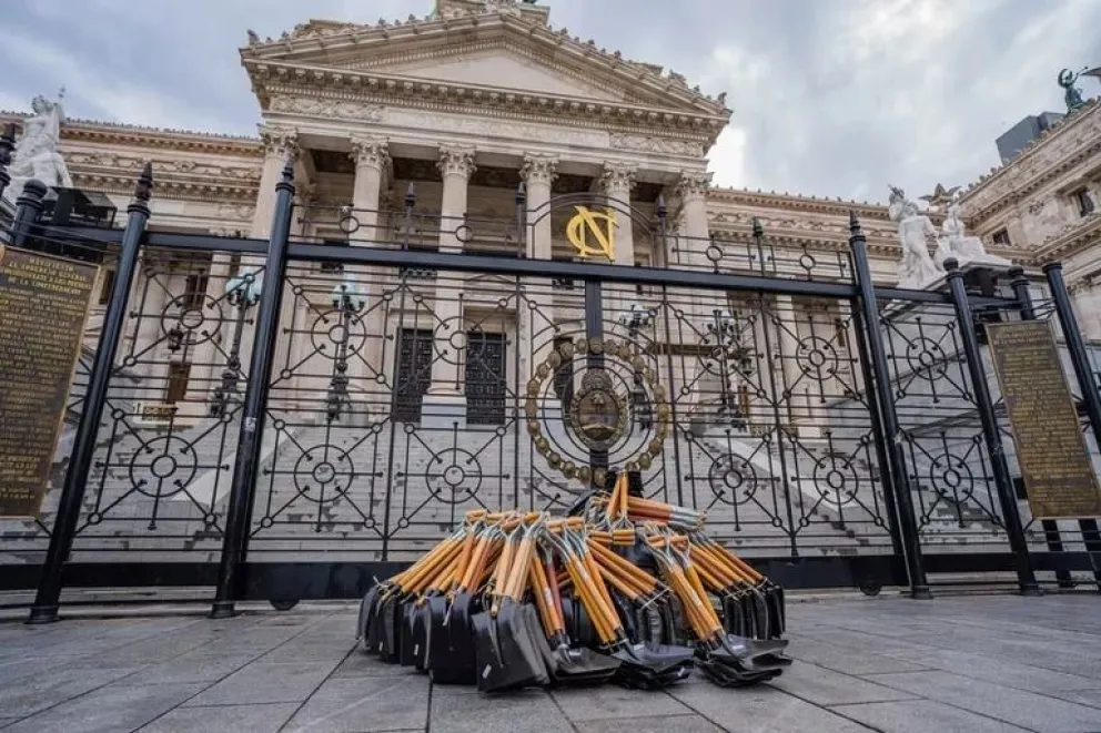 Un empresario mandó 256 palas al Congreso: “Les mandé una sorpresa a los que menos laburan y más cobran”