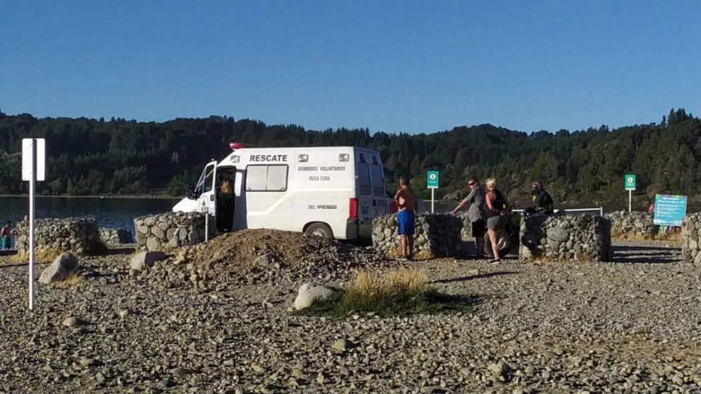 Guardavida rescató a un hombre que se ahogaba en el lago Moreno