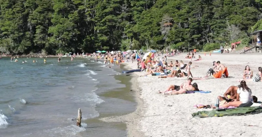 En vez de remar hacia la orilla lo hizo para adentro del lago Espejo y tuvieron que rescatarlo
