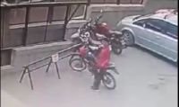 Le robaron la moto del estacionamiento del gimnasio y ahora la busca por las redes