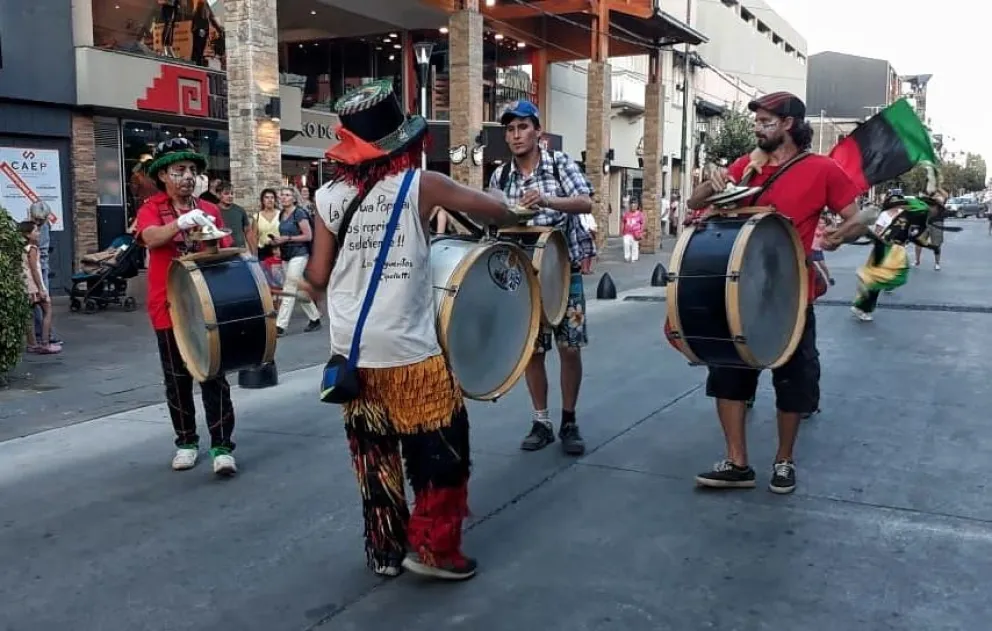 Murgas y comparsas regalaron su arte en el centro de la ciudad
