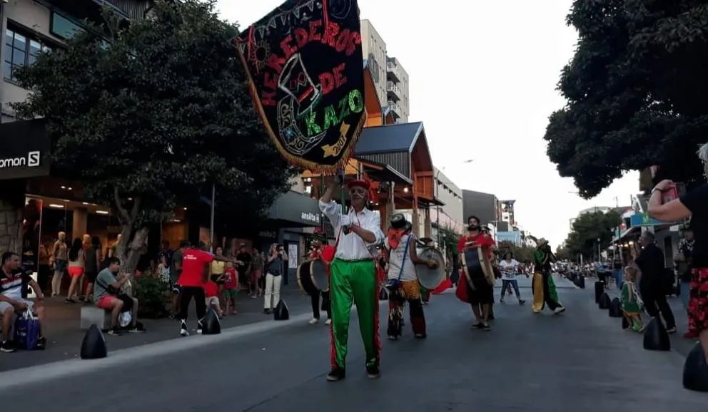 Colores y música en el centro de la ciudad a cargo del Movimiento Carnavalero 