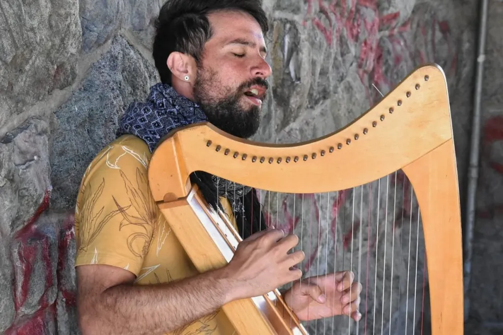 Un arpa celta bajo los arcos del Centro Cívico