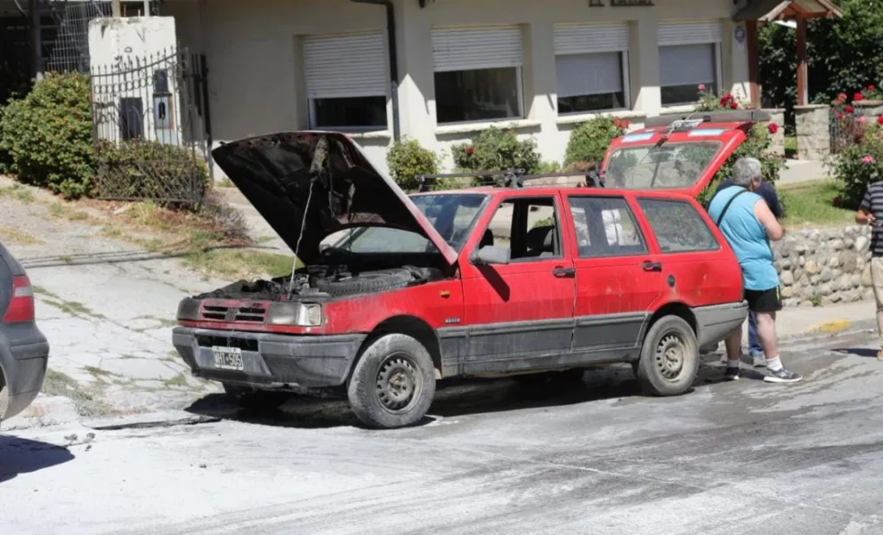 Puso la luz de giro y el auto se empezó a prender fuego en pleno centro de la ciudad 