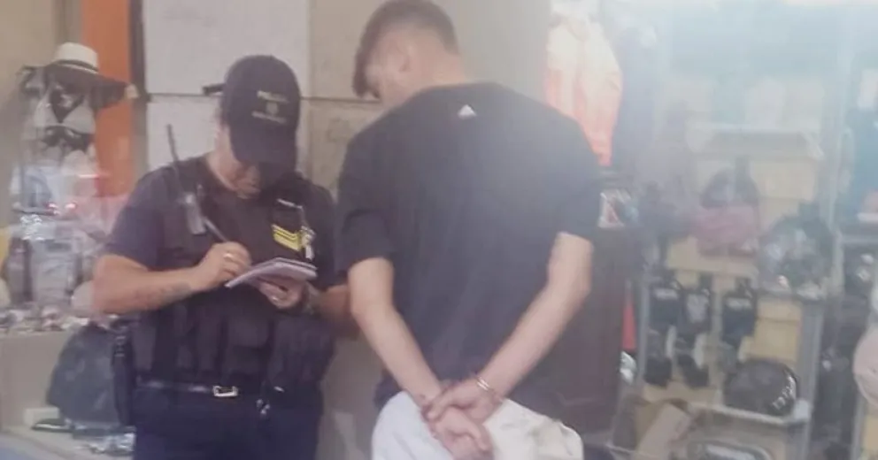El auténtico “amigo de lo ajeno”: le sustrajo el celular a una jubilada y se llevó un buzo de un local