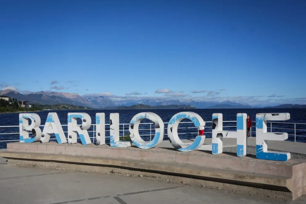 Denuncian a una mujer por golpear, insultar y amenazar a fotógrafos y turistas en la zona del puerto San Carlos